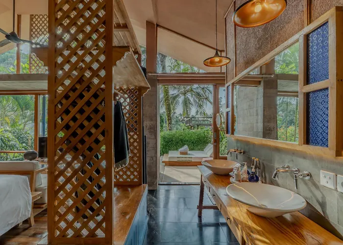 Ubud (Bali) hotels near Lotus Cafe